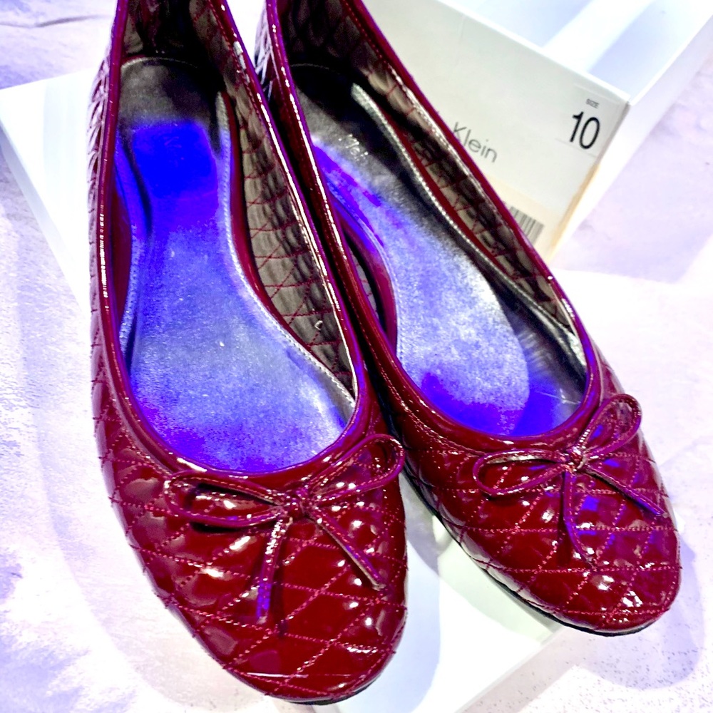 CALVIN KLEIN QUILTED PATENT LEATHER RED WINE FLATS